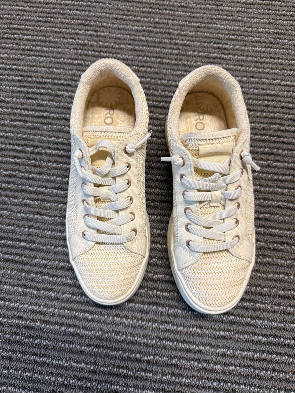Casual Roxy Women's Cream Knit Platform Sneakers.. like new!